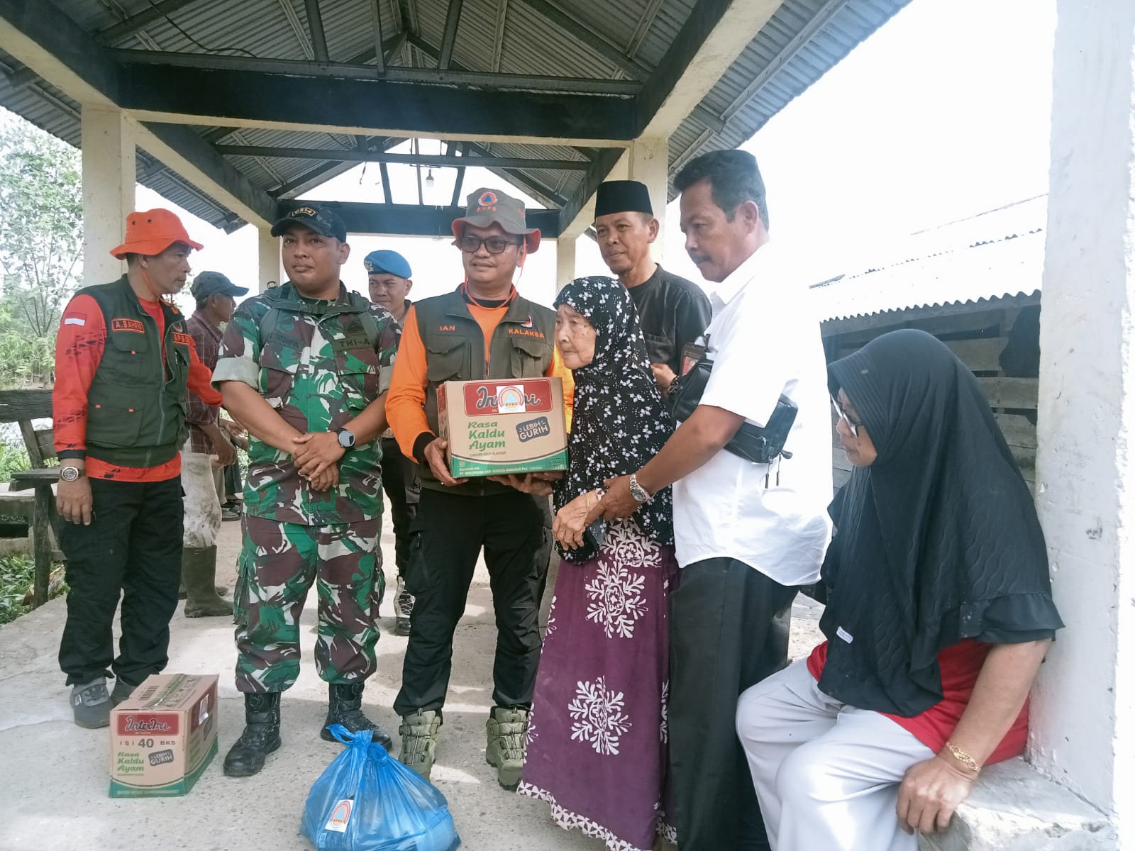 Korban Longsor di Inhil Terima Bantuan Sembako